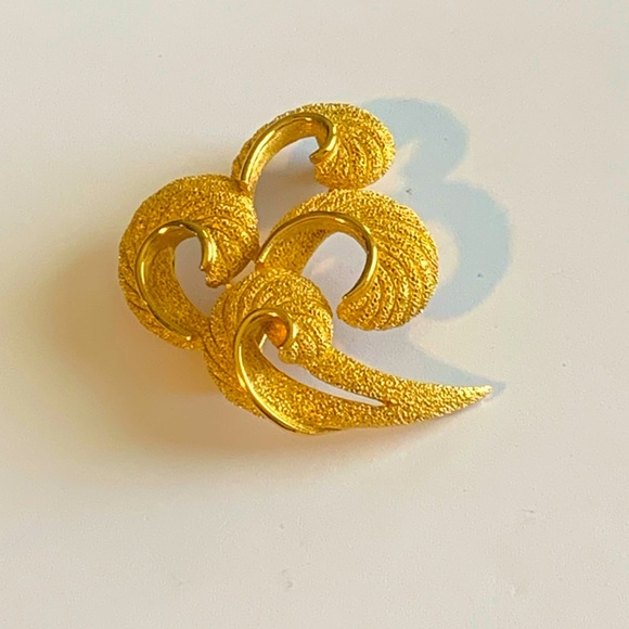 Signed crown trifari textured feather brooch - Picture 2 of 6